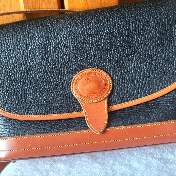 Dooney & Bourke Vintage "Duck" Black and Tan Shoulder Bag - Picture 4 of 10